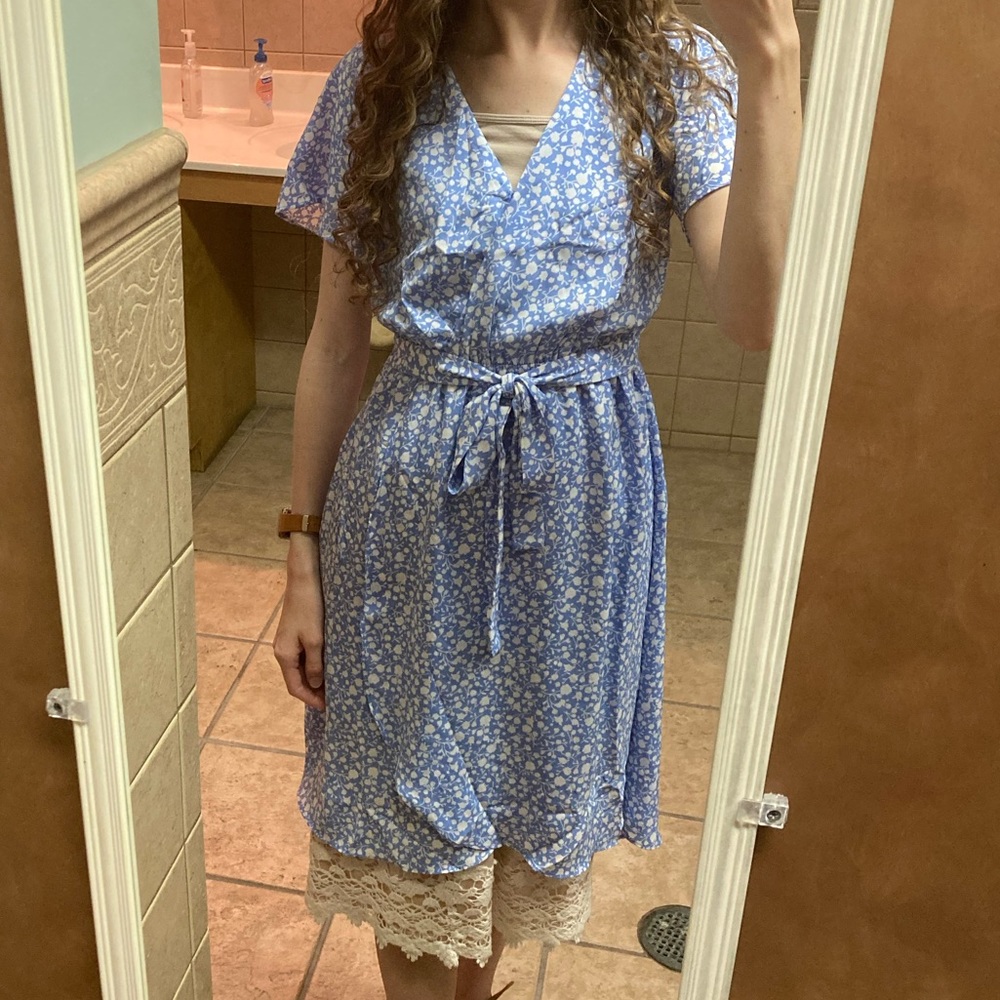 ✨3/15 Sienna sky blue floral faux wrap dress XSmall - Picture 2 of 8